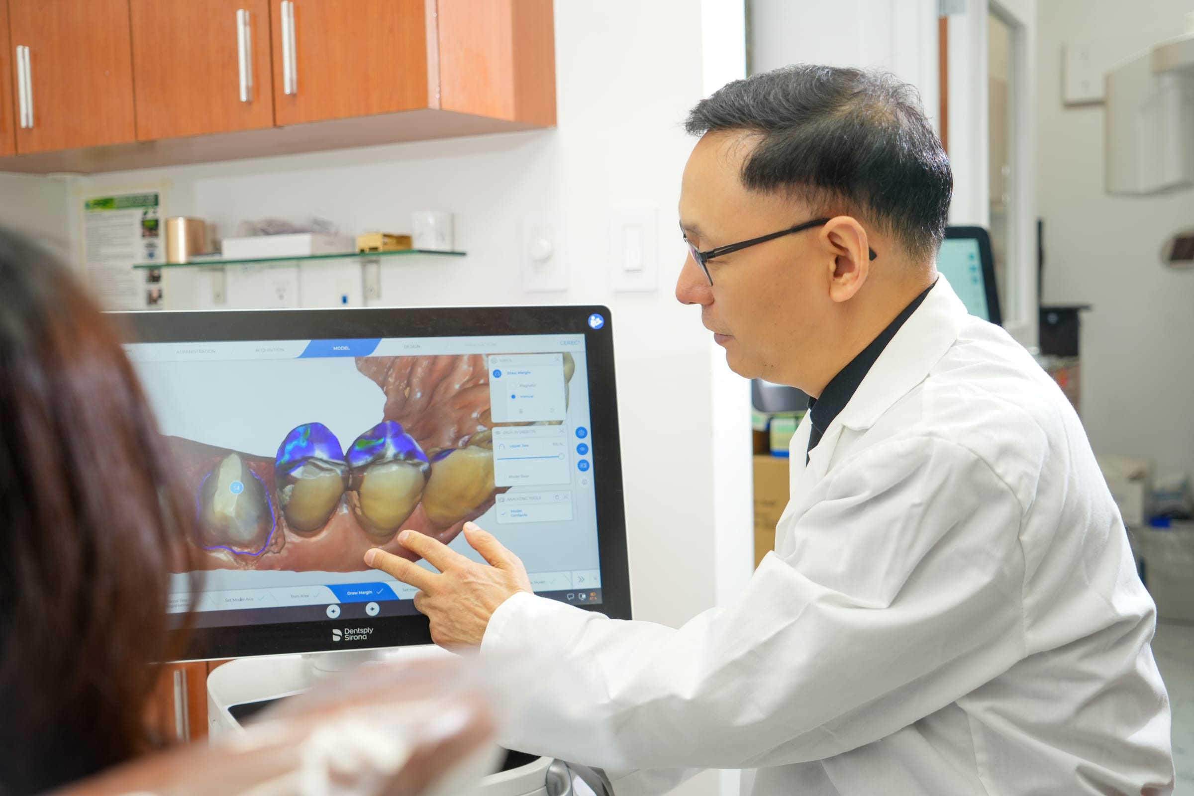史良章医生查看 iTero 3D 数字扫描 — Centre Dental