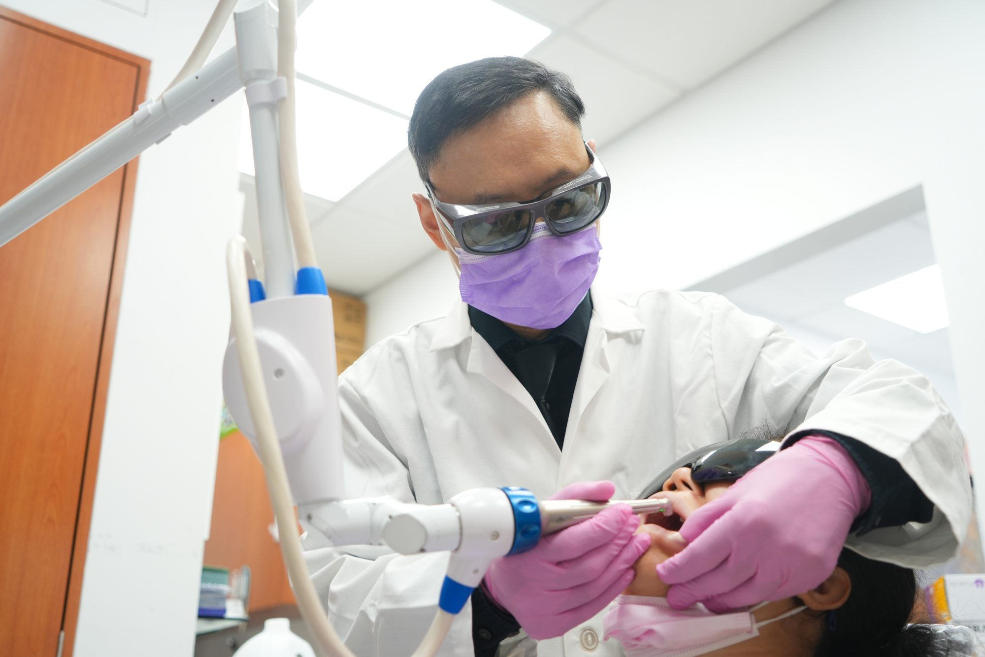 Solea 激光牙科 纽约 | 无需针头 | Centre Dental - 大多数患者可进行无麻醉龋齿治疗。减少焦虑,加速愈合。