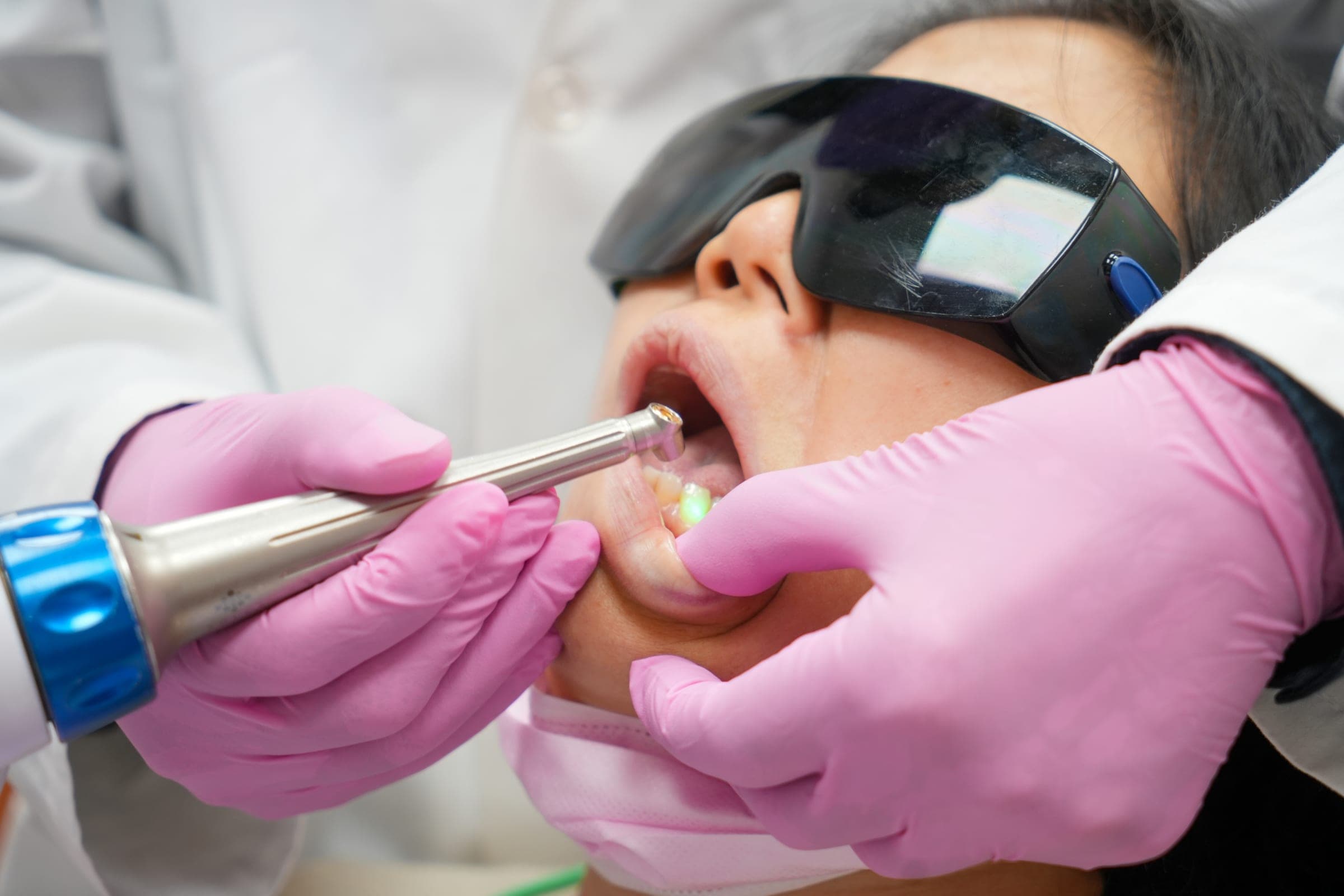 Centre Dental 诊间使用的 Solea CO2 牙科激光治疗设备